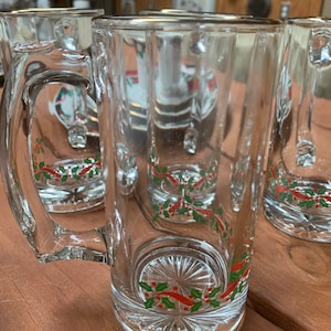 Arby’s Christmas Beer Mugs Holiday Steins Heavy Glass with Grip Handle Holly Garland  Berries Around Base Gold Trim Set of 4 #C3 READ DETAIL