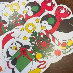 Juego de 2 adornos navideños de cartón vintage con forma de pingüino para techo o pared, troquelados de doble cara, para puerta de aula o para festividades.