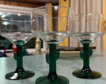 Juego de 3 copas de cóctel con tallo de cactus de vidrio soplado verde