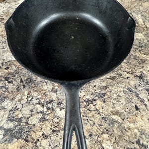 Cast Iron Skillet “10 1/4” No 7 Made in USA” Cookware Chicken Fryer Pan Stir Fry Baking Skillet Primitive Rustic Farmhouse READ DETAIL