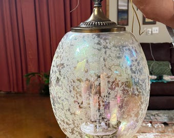 Lámpara de techo tipo araña vintage con forma de cúpula y detalles de latón y cristal texturizado.