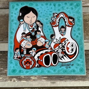 Puede incluir: Azulejo cuadrado de cerámica con un diseño de inspiración nativa americana. La obra de arte representa a una mujer rodeada de niños, junto a cerámica estilizada. La paleta de colores incluye turquesa, rojo, negro y blanco, con la firma del artista y el año '91.