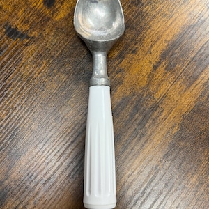 Vintage Ice Cream Scoop EKCO White Plastic Handle Dessert Scoop Melon Baller Ice Cream Server Kitchen Gadgets Home Decor B1B