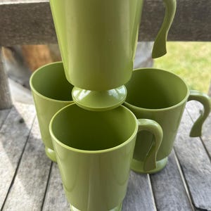 Koffiekopjes op melaminevoet Mokken Avocado Freen Freeform handvat Witte onderkant Chartreuse gekleurde mokken op voetstuk Set van 4 T21