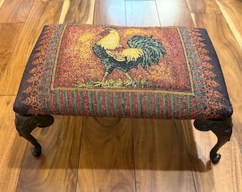 Poggiapiedi vintage Kimberly Poloson con arazzo a forma di gallo – Sgabello basso in stile country-farmhouse con gambe a voluta in metallo pressofuso – Rialzo decorativo rustico