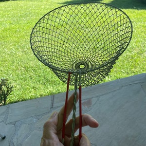 Hopfällbar pommes frites-korg med rött gummihandtag, köksredskap från 1930-40-talet