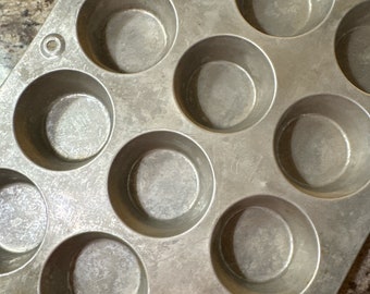 Vintage1960’s MIRROR Muffin Tin Aluminum Cupcake Biscuit Pan Cornbread Baking Pan Retro Farmhouse Kitchen Decor 12 Holes