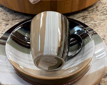 Vintage Home Trends Jazz Dinnerware Set 16-Piece Service for 4 Retro Multi-Color Stripes Stoneware Plates Bowls Mugs Discontinued