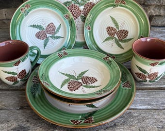 Christmas Dinnerware Set Pine Cone Hampton Forge Green Bands 8 Piece