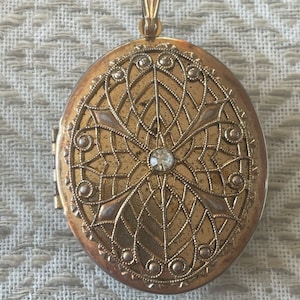 Vintage Gold Metall Filigree und Strass Locket 1960er Jahre Schmuck Anhänger Andenken Halskette LESEN SIE DETAIL