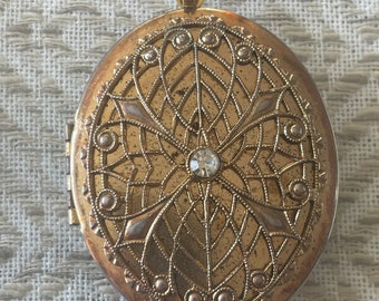 Vintage Gold Metal Filigree and Rhinestone Locket 1960’s Jewelry Pendant Keepsake Necklace READ DETAIL
