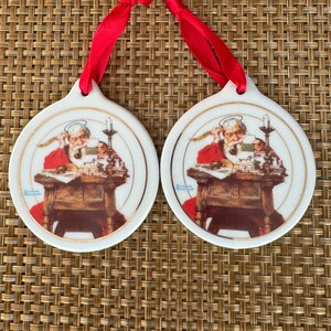 Adornos navideños de porcelana "Santa leyendo cartas" de Norman Rockwell, exclusivos de JCPenney de 1996. Decoración para árbol de Navidad con lazo rojo. Juego de 2. DETALLES.