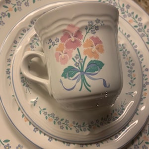 Treasure Craft Auntie Em Collection Dinnerware A Stitch in Time Pattern Springtime Dishes Farmhouse Dining Decor Service for 4 READ DETAIL
