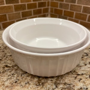 Ensemble de 2 plats à soufflé Corning Ware blancs français F 24 B et F 16 B ronds côtelés B8F