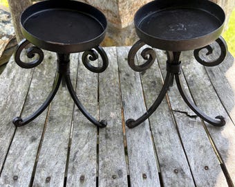 Candelabros de hierro forjado vintage con patas de trípode de hierro forjado con detalles ornamentales, juego de 2
