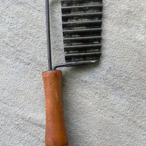 Vintage Vegetable Slicer Crinkle Potato Knife Primitive Kitchen Utensils Wooden Handle 1930&#39;s-1940&quot;s #B4B
