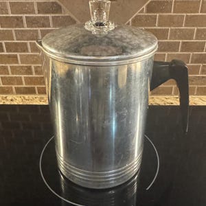 Cafetière en aluminium vintage Chilton Ware avec percolateur, dessus de la cuisinière, bouton en verre, poignée du couvercle, bec verseur, batterie de cuisine du milieu du siècle, 9 tasses LIRE LES DÉTAILS