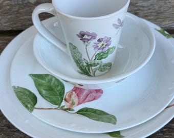 Set di stoviglie vintage Corelle Coordinates Camellia, crea il tuo set di ricambio da 4 pezzi: piatti piani, piatti da insalata, ciotole e tazze.