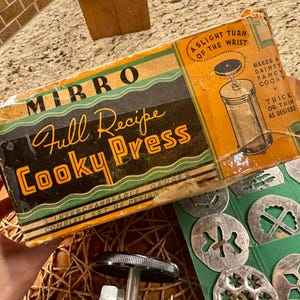 Vintage Mirro Full Recipe Cooky Press with Discs Complete Set in Box Cookie Cutter 1930’s Kitchen Gadgets Farmhouse Decor Advertisement