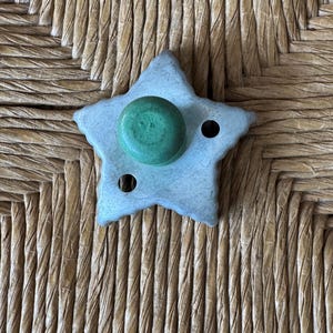 Star Shape Cookie Cutter Green Wooden Knob Vintage 1940&#39;s Kitchen Decor Ribbed Sides Aluminum Mid Century Farmhouse Baking Kitchen Gadget T4