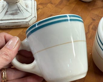 Taza de café vintage de Syracuse China Restaurant con doble banda verde menta y raya dorada.