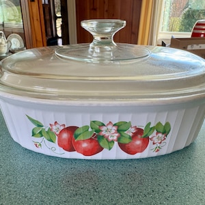 Plat de cuisson ovale nervuré à motif de pommes rouges, blanc français F-12-B Couvercle en verre Plat de cuisson de 1,8 litre Ustensiles de cuisson Corning USA LIRE LES DÉTAILS