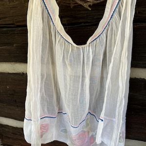 Vintage handgemaakte organza schort: geappliceerde rozen, zigzagrand