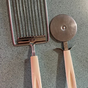 Vintage EKCO Kitchen Utensils EKCO Tomato Slicer and Pizza Cutter Cream Beige Plastic Handle #T18