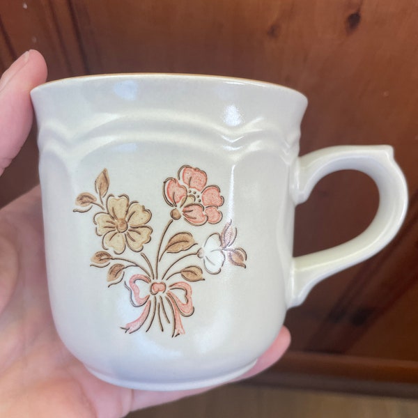 Tazas de café de gres Burnet de Cordella Peach y Brown Floral Scalloped Detail Brown Rim Vintage Coffee Cups Set de 3