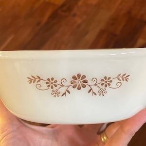 Vintage vit glasgryta: Dynaware mexikansk brun tusensköna-design