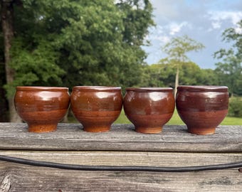 Conjunto de 4 tigelas de cerâmica Jere Lykins Studio Pottery, vintage de 1976, com esmalte metálico iridescente em dois tons. Excelente estado de conservação. Southern Art Ceramics.