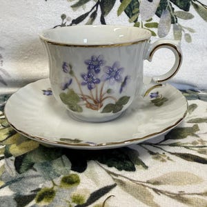 Puede incluir: Un juego de tres tazas de cerámica con un acabado mate moteado. Cada taza presenta un color diferente: azul claro, crema y gris. Las tazas tienen un diseño simple y moderno con una forma redondeada y un asa cómoda.