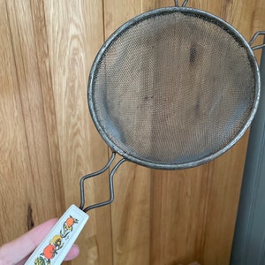 Spice of Life Strainer 1970’s Vegetable Strainer Handheld Mesh Colander Plastic Handle Mushrooms Tomatoes Pattern