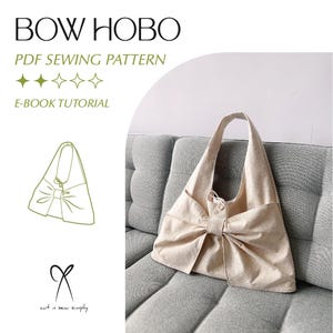 Op de afbeelding: Een beige Bow Hobo tas met een grote strik, op een grijze bank. De tas heeft een lange band en een driehoekige vorm. Tekst op de afbeelding luidt "BOW HOBO PDF SEWING PATTERN E-BOOK TUTORIAL".