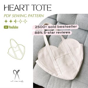 Op de afbeelding: Een hartvormige draagtas van lichtbeige ribstof. De tas heeft lange hengsels en een voorvak. De tekst op de afbeelding luidt "HEART TOTE" en "PDF SEWING PATTERN". Extra tekst geeft aan dat het een bestseller is met 5-sterren beoordelingen.