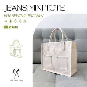 Pode incluir: Uma sacola de lona bege com dois bolsos frontais, que se assemelham a jeans. A sacola tem duas alças e é exibida em um sofá cinza. O texto na imagem diz "JEANS MINI TOTE" e "PDF SEWING PATTERN".