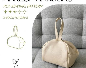 Peut inclure: Un sac à main de maquillage en cuir beige avec une poignée supérieure unique et une forme arrondie et structurée. L'image comprend le texte MAKEUP HANDBAG, PDF SEWING PATTERN, E-BOOK TUTORIAL et cut a sew simply, ainsi qu'un dessin au trait du sac.