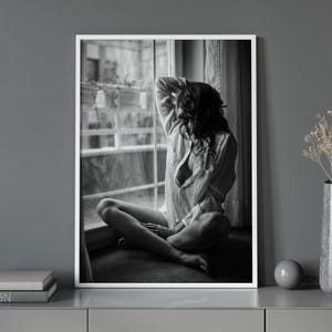 Sinnliche schwarz weiss Fine Art Fotografie digitaler Download - Frau durch Fenster - Intim Boudoir druckbare Wandkunst. Sofort Download