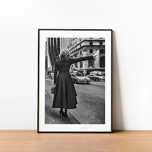 Zwart-wit modeprint: Downtown Lady Hailing Taxi (digitale download)