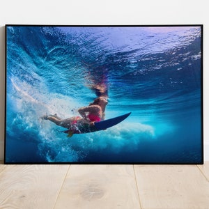 Underwater Surfer Girl, blauwe golf. Luxe designer mode afdrukbare muurkunst. Digitale download.