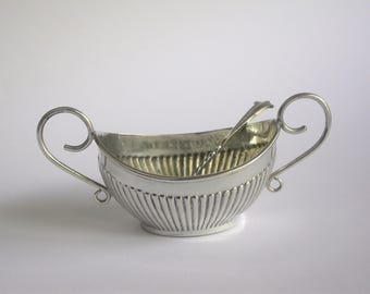 ヴィクトリア朝時代の刻印入り、両手持ちの銀製オープンソルトセラーとオリジナルのソルトスプーン、ジェームズ・ディーキン作、チェスター、1896年