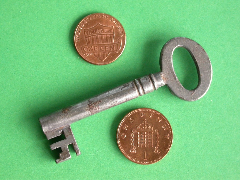 Small Antique Flat Bow Steel Key - Etsy