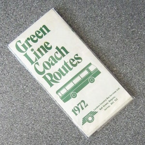 Könnte beinhalten: Eine grün-weiße Broschüre mit dem Titel "Green Line Coach Routes" mit einer Bus-Illustration und dem Jahr 1972. Die Broschüre ist für London Country Bus Services Ltd. in Reigate, Surrey.