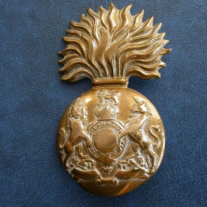 Poliertes und getragenes Royal Scots Fusiliers Kappenabzeichen mit Königskrone