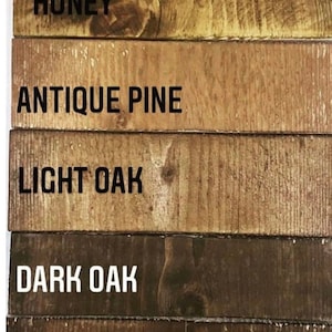 Puede incluir: Primer plano de siete muestras de madera te&ntilde;idas en diferentes colores. Los colores son: Claro mate, Miel, Pino antiguo, Roble claro, Roble oscuro, Nogal y Azul belga.