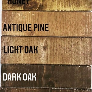 Puede incluir: Muestras de tablones de madera que muestran varios acabados. Las muestras incluyen "Clear Matte", "Honey", "Antique Pine", "Light Oak", "Dark Oak", "Walnut" y "Belgian Blue". Cada tabl&oacute;n muestra la veta de la madera y el nombre del acabado en texto blanco en negrita.