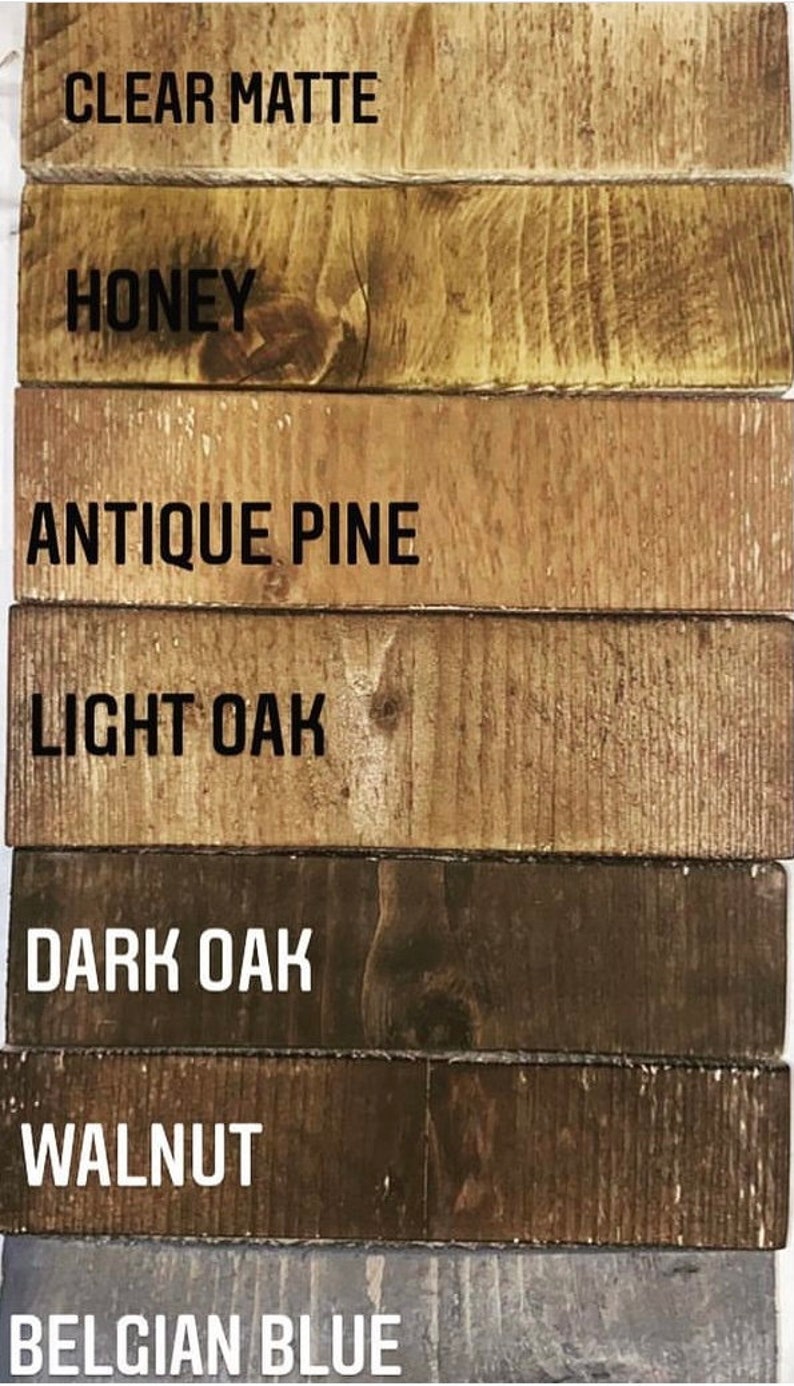 Puede incluir: Muestras de tablones de madera que muestran varios acabados. Las muestras incluyen "Clear Matte", "Honey", "Antique Pine", "Light Oak", "Dark Oak", "Walnut" y "Belgian Blue". Cada tabl&oacute;n muestra la veta de la madera y el nombre del acabado en texto blanco en negrita.