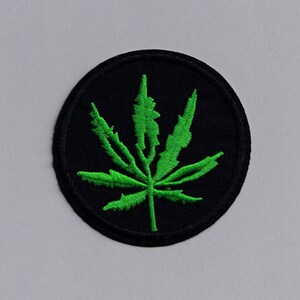 Ronde marihuana-cannabisblad geborduurde patch onkruid opstrijkbare appliqué