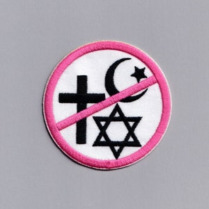 Puede incluir: Un parche circular rosa y blanco con una cruz, una luna creciente y una estrella de David. Una línea rosa diagonal cruza los símbolos.