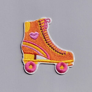 Op de afbeelding: Oranje en roze geborduurde rolstoel patch met een hart aan de zijkant.